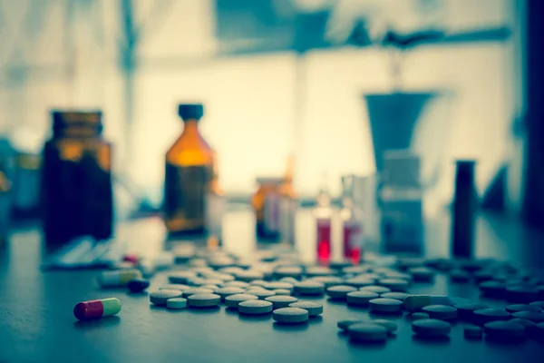 Un sacco di farmaci colorati e pillole — Foto Stock