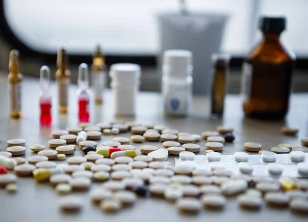 Una gran cantidad de medicamentos coloridos y pastillas — Foto de Stock