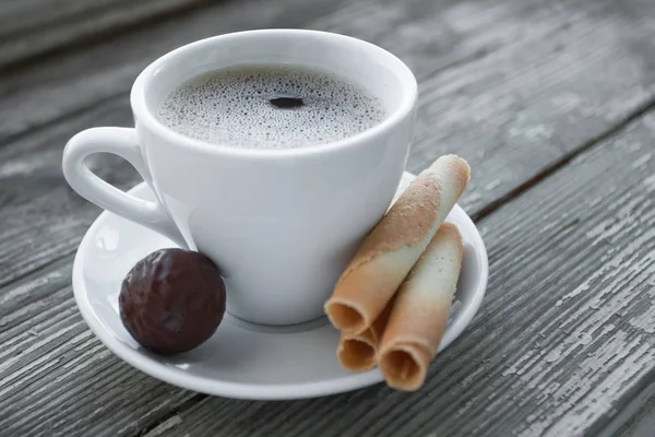 Taza de café con galletas en la mesa de madera . —  Fotos de Stock