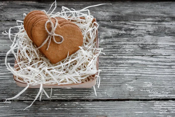 Coffee break, breakfast. Ginger cookies tied with a rope of flax. — Stock Photo, Image
