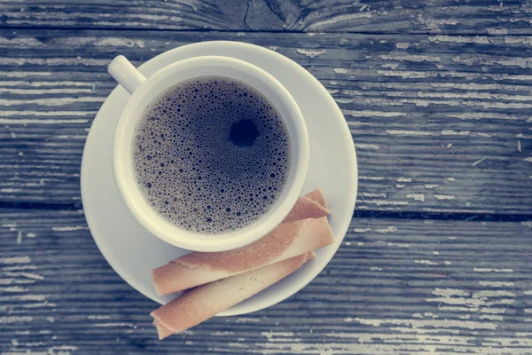 Taza de café con galletas en la mesa de madera —  Fotos de Stock