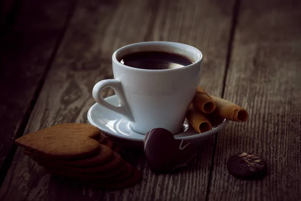 Διάλειμμα για καφέ, πρωινό. Φλιτζάνι καφέ με μπισκότα μπισκότο — Φωτογραφία Αρχείου