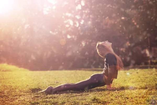 Mujer practicando meditación matutina en la naturaleza — Foto de Stock