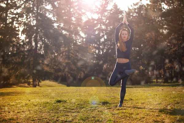 Mujer practicando meditación matutina en la naturaleza — Foto de Stock