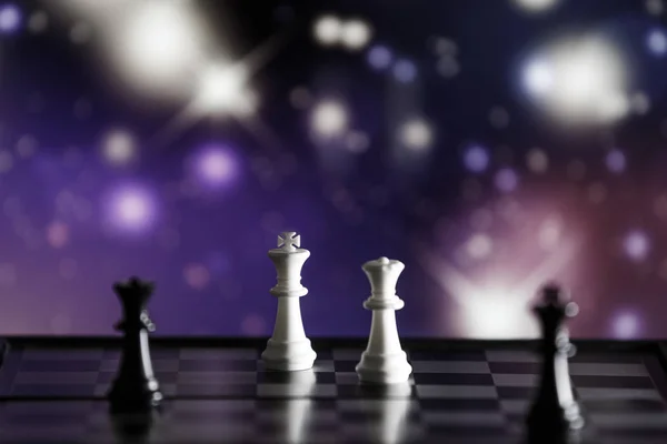 Концепция шахматной стратегии на ярком фоне — стоковое фото