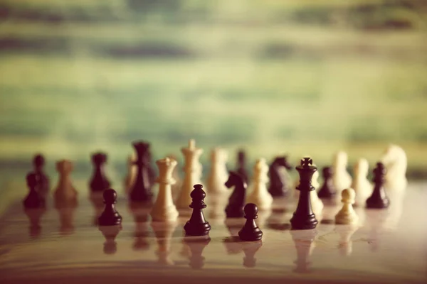 Концепция шахматной стратегии на ярком фоне — стоковое фото