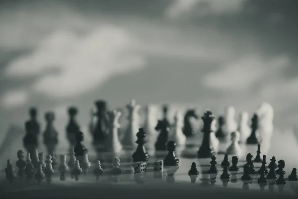 Concepto de estrategia de ajedrez está en el fondo brillante —  Fotos de Stock