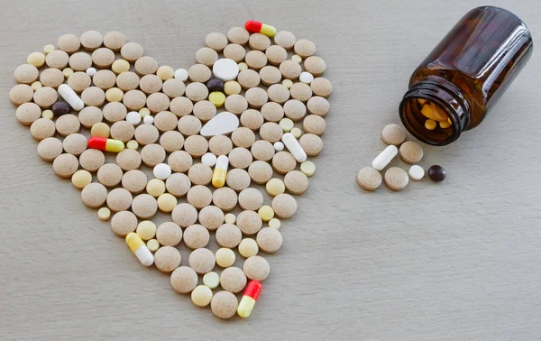 Багато барвистих ліків і таблеток — стокове фото