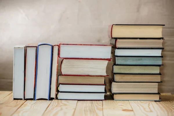 Libros de texto y libros sobre una mesa de madera — Foto de Stock