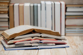 Učebnice a knihy na dřevěný stůl