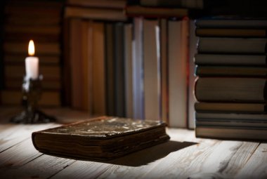 Ders kitapları ve ahşap bir masa üzerine kitaplar