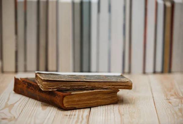 Livros didáticos e livros sobre uma mesa de madeira — Fotografia de Stock