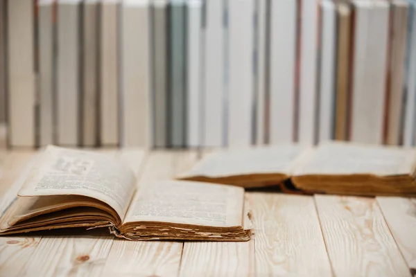 Livros didáticos e livros sobre uma mesa de madeira — Fotografia de Stock