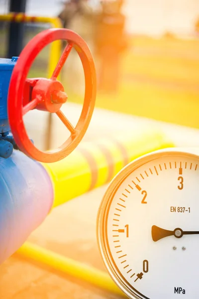 Pressure gauge in oil and gas production process for monitor con — Stock Photo, Image