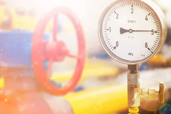Medidor de presión en el proceso de producción de petróleo y gas para monitor con —  Fotos de Stock