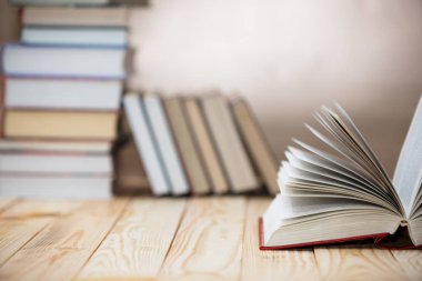 Ders kitapları ve ahşap bir masa üzerine kitaplar 