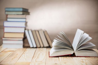 Ders kitapları ve ahşap bir masa üzerine kitaplar 