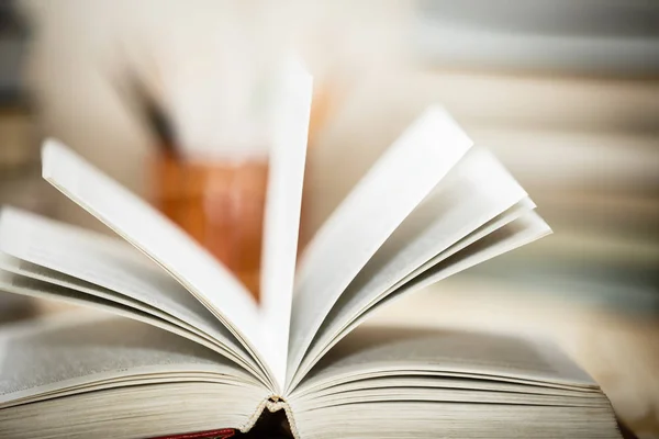 Livros didáticos e livros sobre uma mesa de madeira — Fotografia de Stock