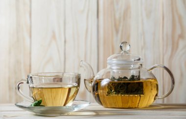 Sıcak bitkisel sağlıklı çay malzemelerle 