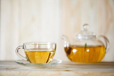Sıcak bitkisel sağlıklı çay malzemelerle 
