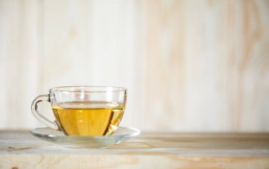 Sıcak bitkisel sağlıklı çay malzemelerle 