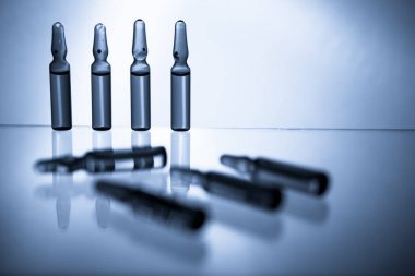 Üzerinde mavi arka plan izole enjeksiyon için tıbbi ampul