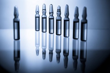 Üzerinde mavi arka plan izole enjeksiyon için tıbbi ampul