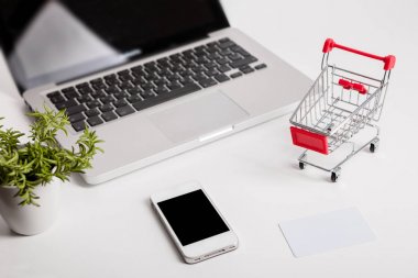 Online alışveriş. Alışveriş sepeti, klavye, banka kartı