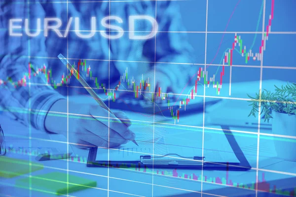 Hisse senedi grafiği ve parmak işaret  