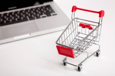 Online alışveriş. Alışveriş sepeti, klavye, banka kartı