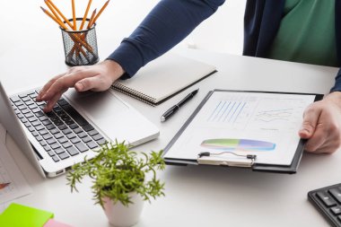 hisse senedi grafiği ve tablet Office işaret parmağı