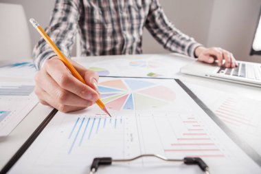 Hisse senedi grafiği ve parmak işaret  