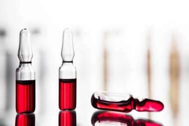 Tıbbi laborat şeffaf bir ilaç ile ampul grubu