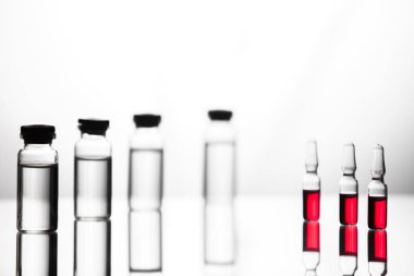 Tıbbi laborat şeffaf bir ilaç ile ampul grubu