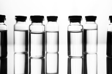 Tıbbi laborat şeffaf bir ilaç ile ampul grubu