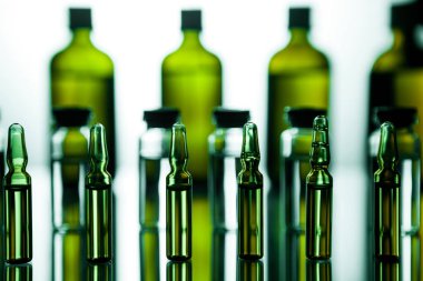 Tıbbi laborat şeffaf bir ilaç ile ampul grubu