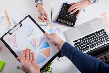 Hisse senedi grafiği ve parmak işaret