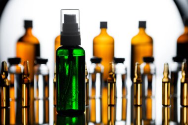 Tıbbi laborat şeffaf bir ilaç ile ampul grubu