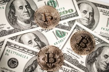 Yeni sanal para altın bitcoin dolar arka plan üzerinde bozuk para. Cryptocurrency. İş ve ticaret kavramı.