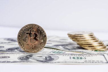 Yeni sanal para altın bitcoin dolar arka plan üzerinde bozuk para. Cryptocurrency. İş ve ticaret kavramı.