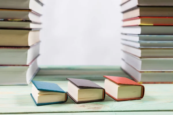 Montón de varios libros sobre fondo de madera — Foto de Stock