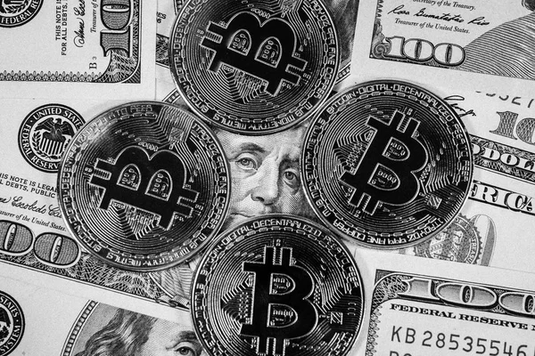 Nieuwe Virtueel Geld Golden Bitcoin Coin Ons Dollar Achtergrond Cryptocurrency — Stockfoto