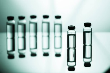 Berrak cam tıbbi laboratuvar sıvı tıbbi aracının grup nesnesi