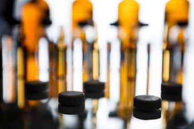 Berrak cam tıbbi laboratuvar sıvı tıbbi aracının grup nesnesi. Tıbbi laboratuvar şeffaf bir ilaç ile ampul grubu