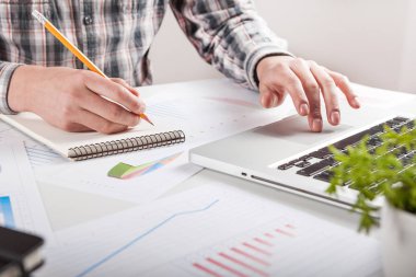 Hisse senedi grafiği ve parmak işaret  