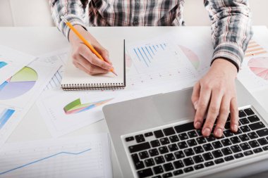 Hisse senedi grafiği ve parmak işaret  