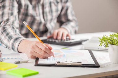 Hisse senedi grafiği ve parmak işaret  