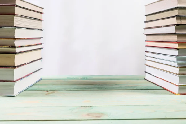 Montón de varios libros sobre fondo de madera —  Fotos de Stock