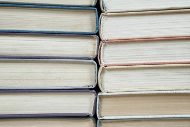 eski kitaplar pastel renkler yığını