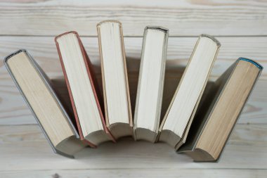 Kitaplar yığılmış yığını eski pastel renkler.